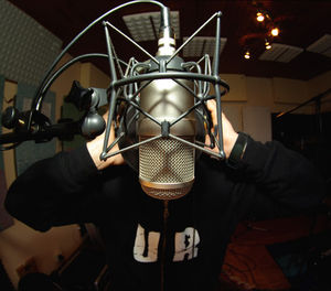 Künstler vor dem Mikro: Start-up mischt Markt auf (Foto: pixelio.de, Chr. v. R.)