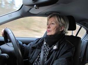 Autofahrerin: nicht nur Jugend nutzt Smartphones (Foto: pixelio.de/Rainer Sturm)