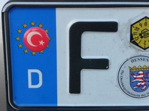 Kennzeichen: Junge Migranten leiden stärker (Foto: pixelio.de, K.-Uwe Gerhardt) Kennzeichen: Junge Migranten leiden stärker (Foto: pixelio.de, K.-Uwe Gerhardt)