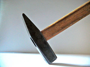 Hammer: Peerby schreibt Nachbarschaftshilfe groß (Foto: pixelio.de, Lupo)