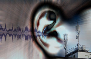 Big Brother: NSA hört auf allen Frequenzen mit (Foto: pixelio.de/Bernd Kasper)