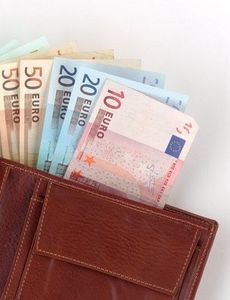 Brieftasche: nach Feiertagen bei Männern leerer (Foto: pixelio.de/Thommy Weiss) Brieftasche: nach Feiertagen bei Männern leerer (Foto: pixelio.de/Thommy Weiss)