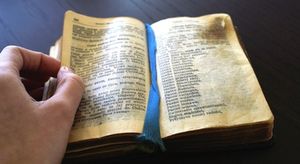 Gebetsbuch: mit neuer App direkt auf das Smartphone (Foto: pixelio.de, Bregulla) Gebetsbuch: mit neuer App direkt auf das Smartphone (Foto: pixelio.de, Bregulla)