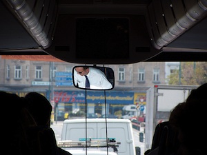 Kontrolle während der Fahrt: Busfahrer im Fokus (Foto: flickr.com/John Donmoyer) Kontrolle während der Fahrt: Busfahrer im Fokus (Foto: flickr.com/John Donmoyer)