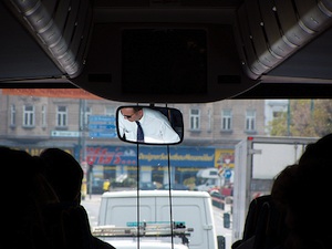 Kontrolle während der Fahrt: Busfahrer im Fokus (Foto: flickr.com/John Donmoyer)