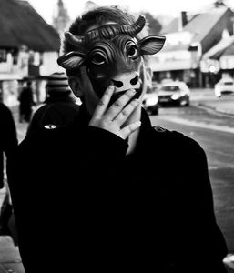 Kostümierter Mann: Peinlich für die Freunde? (Foto: flickr.com/James Temby) Kostümierter Mann: Peinlich für die Freunde? (Foto: flickr.com/James Temby)