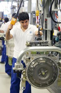 Montage eines Nutzfahrzeuggetriebes: ZF will international wachsen (Foto: zf.de)