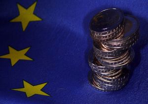 EU-Flagge mit Geld: Reformen zeigen erste Wirkung (Foto: pixelio.de/Lupo)