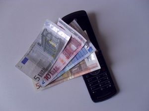 Telefon: Warnung vor Kostenfallen (Foto: pixelio.de/Sven Ginterreiter)