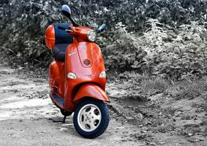 Vespa: Besucher des Geschäfts werden umworben (Foto: pixelio.de/Marianne J.) Vespa: Besucher des Geschäfts werden umworben (Foto: pixelio.de/Marianne J.)