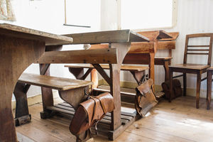 Schulbänke: Journalisten müssen zum Unterricht (Foto: pixelio.de, Rainer Sturm) Schulbänke: Journalisten müssen zum Unterricht (Foto: pixelio.de, Rainer Sturm)