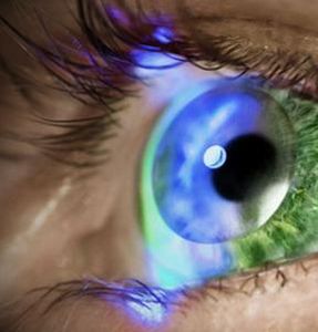 Linse im Einsatz: ungeahntes Scharfstellen wird möglich (Foto: innovega-inc.com) Linse im Einsatz: ungeahntes Scharfstellen wird möglich (Foto: innovega-inc.com)