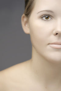 Gesicht: Merkmale werden geschickt modifiziert (Foto: pixelio.de/J. Brinckheger)