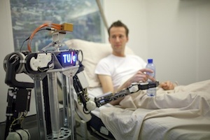 Roboter-Testlauf: Maschinen pflegen einen Patienten (Foto: roboearth.org)