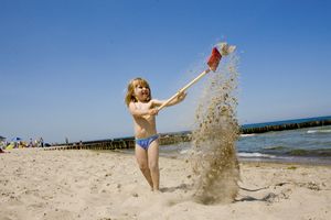 Kind mit Schaufel am Strand (Design Akademie Berlin)