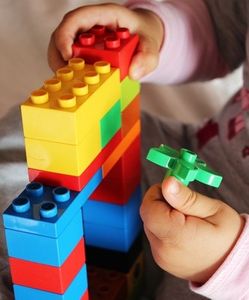 Duplo: So friedlich spielt nicht jedes Kind (Foto: pixelio.de/Helene Souza)