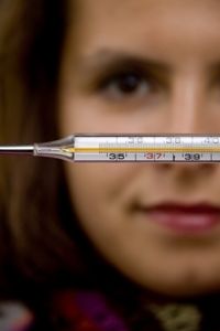 Thermometer: Fiebersenker sollte man besser lassen (Foto: pixelio.de, A. Morlok)