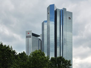 Banktower: Viele Kunden sind unzufrieden (Foto: pixelio.de, Rosel Eckstein)