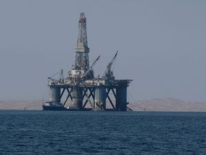 Bohrinsel: Ölfirmen auf Suche nach neuen Quellen (Foto: pixelio.de/D. Schütz)
