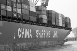 Frachtschiff: Importe aus China kaum betroffen (Foto: pixelio.de/Daniel Pittner)
