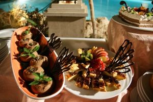 Dinner: Am Wochenende lässt man es sich gut gehen (Foto: pixelio.de/K.W. Müller)