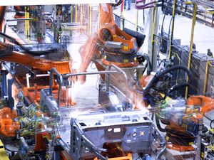 Roboter im Autobau: Kuka legt in Asien stark zu (Foto: kuka.com)
