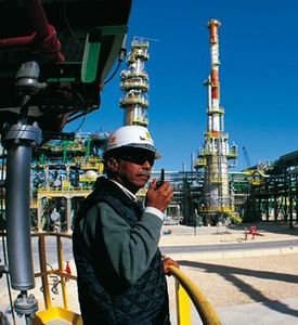 Eni-Mitarbeiter vor Anlage: Eni-Mitarbeiter vor Anlage: