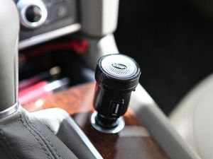 Bringrr: passt problemlos in den Zigarettenanzünder (Foto: youtube.com) Bringrr: passt problemlos in den Zigarettenanzünder (Foto: youtube.com)