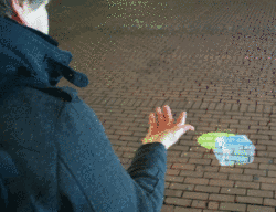 Projektor: E-Mails auf Handfläche und dem Boden lesen (Foto: uni-ulm.de) Projektor: E-Mails auf Handfläche und dem Boden lesen (Foto: uni-ulm.de)