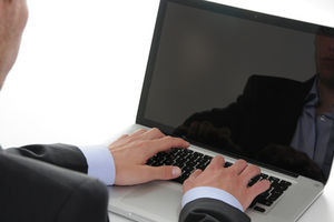 Laptop: Trend geht zu größeren Bildschirmen (Foto: pixelio.de, Jorma Bork)
