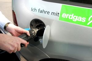 Erdgas tanken: Immer mehr Deutsche tun es (Foto: pixelio.de, Paul-Georg Meister)