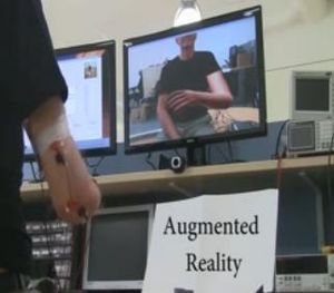 AR-Technologie im Einsatz: Arm wird virtuell angefügt (Foto: youtube.com)
