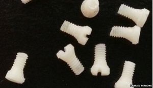 Schrauben aus Seide: sind laut Experten so gut wie Metall (Foto: tufts.edu)