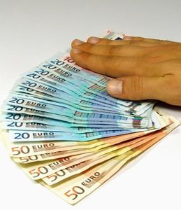 Hand drauf: Investoren stecken Geld in Start-ups (Foto: pixelio.de, GG-Berlin)