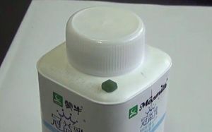 Smart Tag: Zeigt an, ob die Milch noch gut ist (Foto: acs.org, Chao Zhang) Smart Tag: Zeigt an, ob die Milch noch gut ist (Foto: acs.org, Chao Zhang)