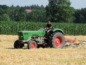 Bauer auf dem Traktor: Vorteil durch Simulation (Foto: pixelio.de, berggeist007)