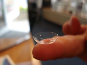 Kontaktlinse: Sensor ließe sich integrieren (Foto: pixelio.de/Jürgen Werres) Kontaktlinse: Sensor ließe sich integrieren (Foto: pixelio.de/Jürgen Werres)