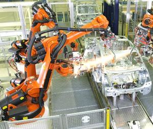 Roboter in der Autoproduktion: Nachfrage aus Asien und Amerika (Foto: kuka.de)