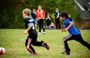 Fußballspiel: Kinder orientieren sich an Eltern (Foto: flickr.com/Steven Depolo)