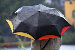 Regen: Wetter beeinflusst Kaufverhalten (Foto: pixelio.de/Albrecht E. Arnold) Regen: Wetter beeinflusst Kaufverhalten (Foto: pixelio.de/Albrecht E. Arnold)