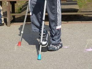 Auf Krücken angewiesen: Optogenetik soll helfen (Foto: pixelio.de, D. Schütz)