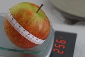 Gewichtskontrolle: immer mehr Männer betroffen (Foto: pixelio.de, dreimirk30)