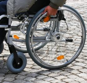 Im Rollstuhl: Drucksensor verhindert Schmerzen (Foto: pixelio.de, A. E. Arnold)