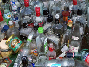 Flaschen: Nach dem Exzess folgt nicht selten Junkfood (Foto: pixelio.de/Bobby M)