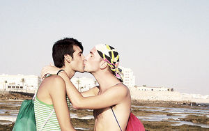 Sich küssende Männer: Homophobie belastet Psyche (Foto: flickr.com/Andrea)