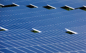 Solarfeld: Neues Material macht Technik effizienter (Foto: pixelio.de, R. Sturm)
