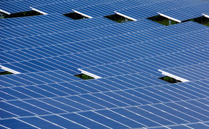 Solarfeld: Neues Material macht Technik effizienter (Foto: pixelio.de, R. Sturm)