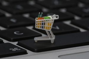Einkaufswagen: Online-Shopping boomt (Foto: pixelio.de/Tim Reckmann)