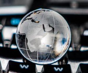 Weltkugel auf Tastatur: Gamification boomt (Foto: pixelio.de, Thorben Wengert)