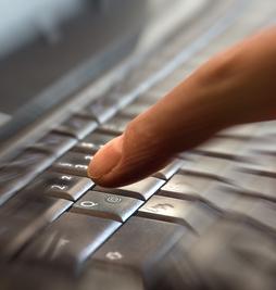 Finger auf Notebook-Tastatur: Absatz geht zurück (Foto: pixelio.de/Rainer Sturm)